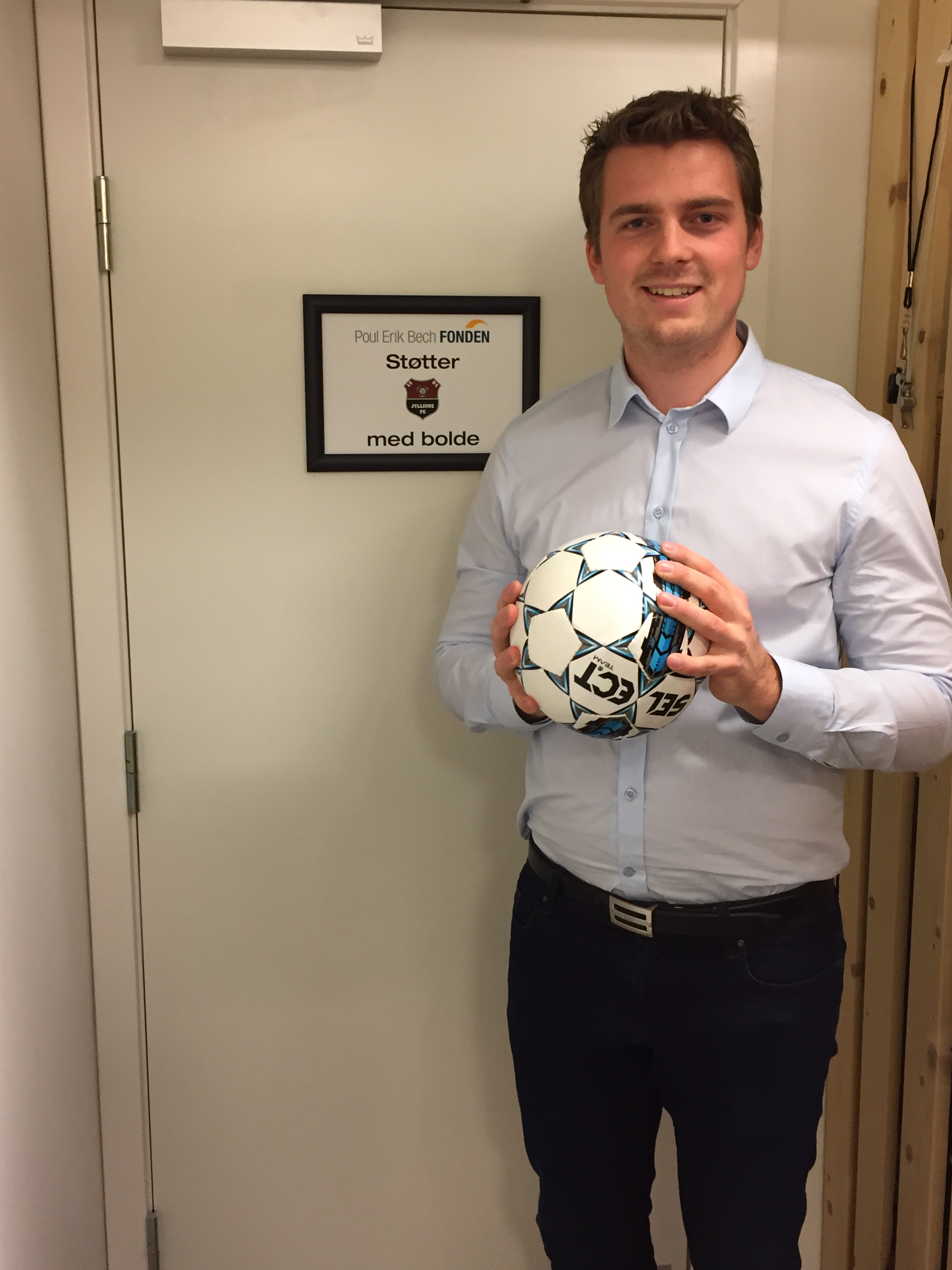 " Ved indgangen til boldrummet er det nu synligt at Jyllinge FC har modtaget 15.000 kr. fra Poul Erik Bech Fonden( billede: afdelingsleder og partner Jeppe Løgstrup Iversen EDC Poul Erik Bech, Jyllinge".